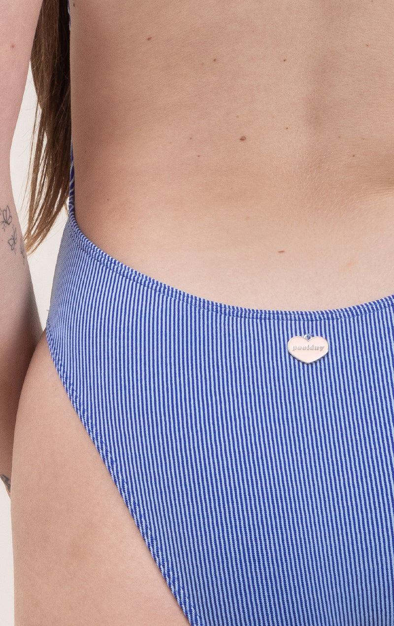 Photo rapprochée de dos d'une femme portant le maillot de bain une pièce Sorrente en bleu rayé