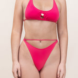 Photo d'une femme portant le haut de maillot de bain Lucia rose saphire, en matière éponge, de face